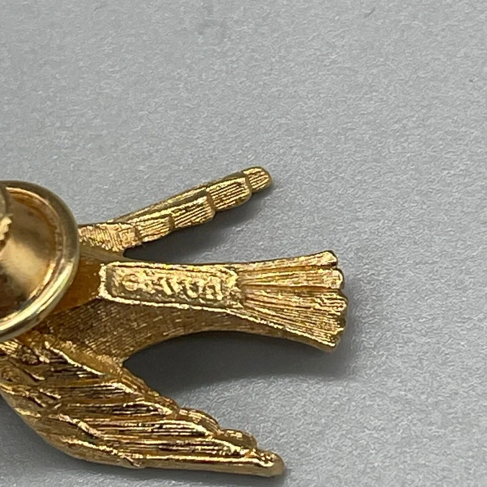 Vintage Avon Gold Tone Bird Pin Sparrow Swallow Lapel Tie Tack Textured Jewelry